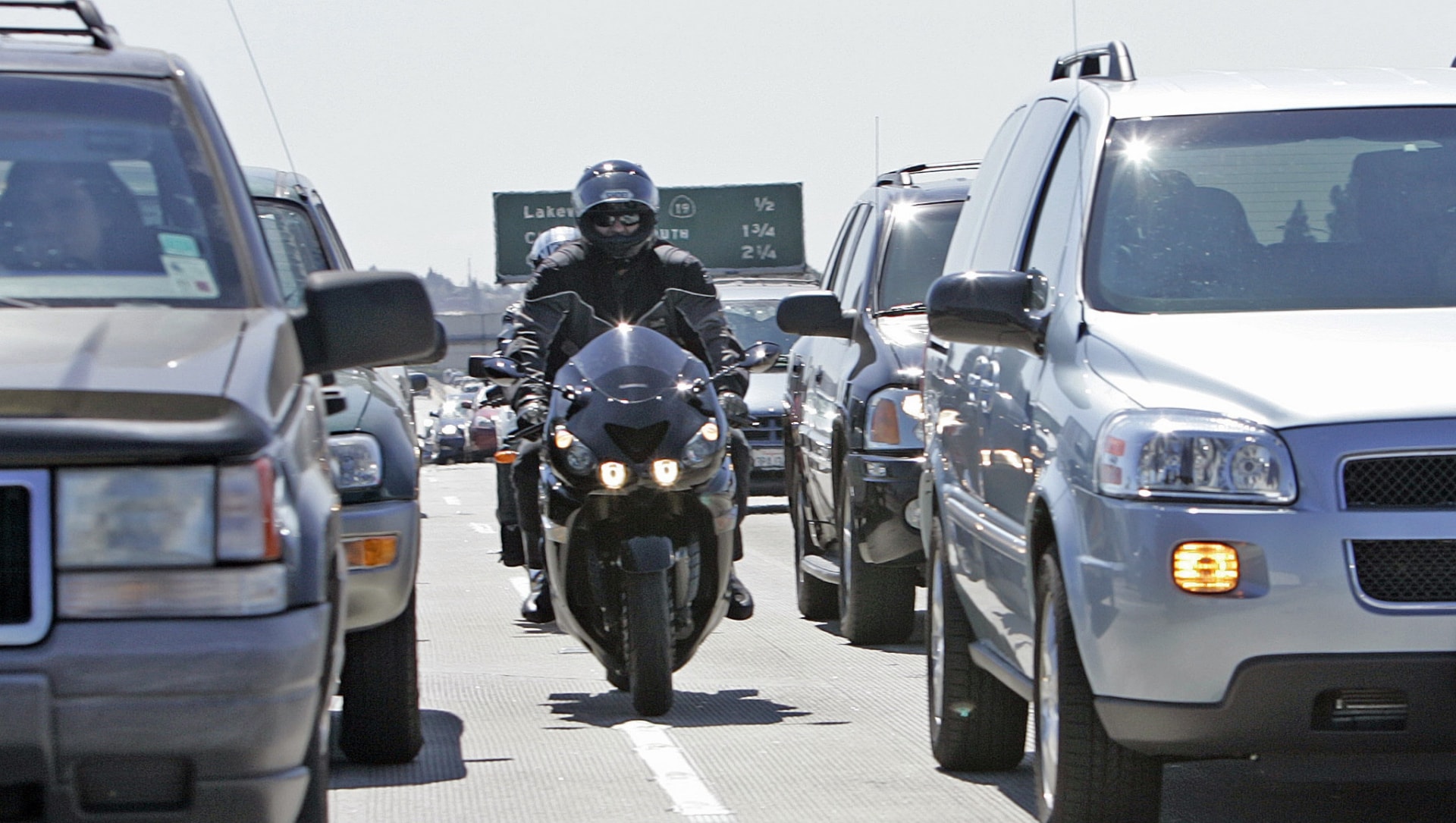 California legalizes motorcycle lane splitting